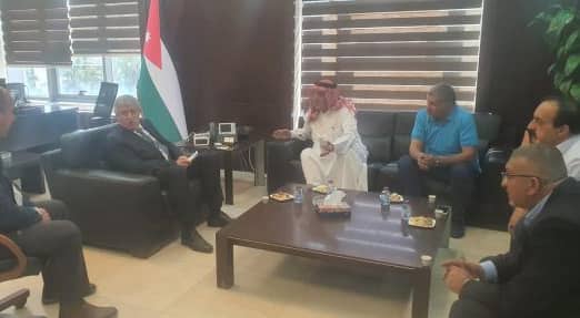 الدكتور نضال القطامين مع ممثلين عن أصحاب سيارات السفريات الخارجية