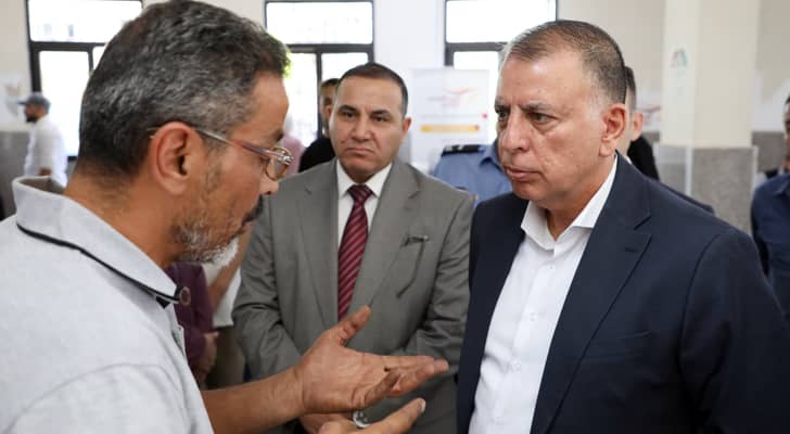 وزير الداخلية بزيارة مفاجئة لمديرية أحوال وجوازات الزرقاء ظهر الإثنين