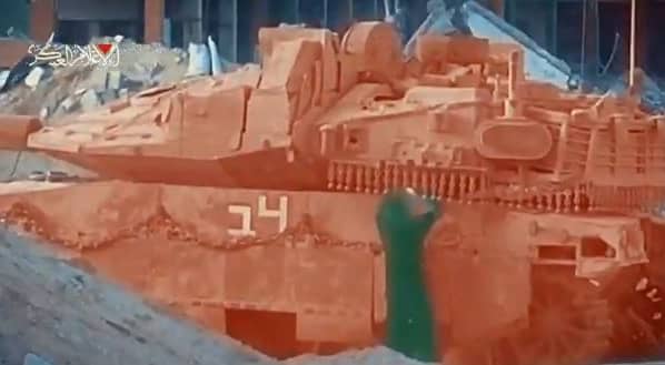 القسام تبث مشاهد لاستهداف دبابة للاحتلال من "مسافة صفر" جنوب مدينة غزة