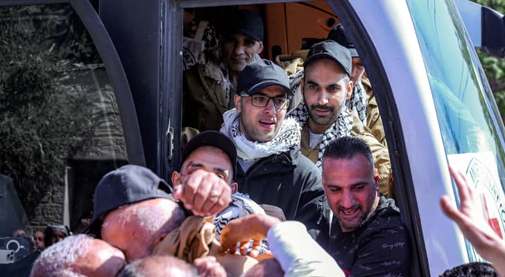 وصول عدد من الاسرى الفلسطينيين الى الضفة الغربية
