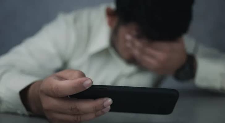 شاب يتعرض لابتزاز.. تعبيرية