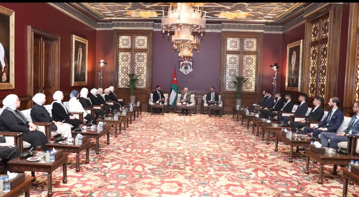 اللقاء الذي جمع رئيس الديوان الملكي الهاشمي، يوسف حسن العيسوي، مع وفدا من فريق "إحنا بخير التطوعي"