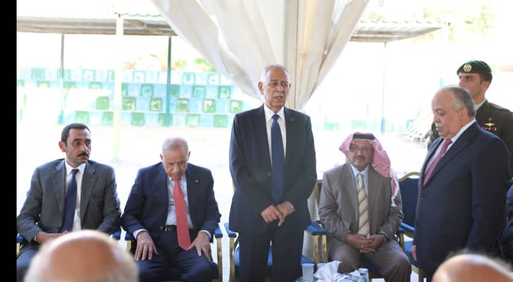 رئيس الديوان الملكي الهاشمي يوسف حسن العيسوي يقدم واجب العزاء إلى عشيرة الحوارات