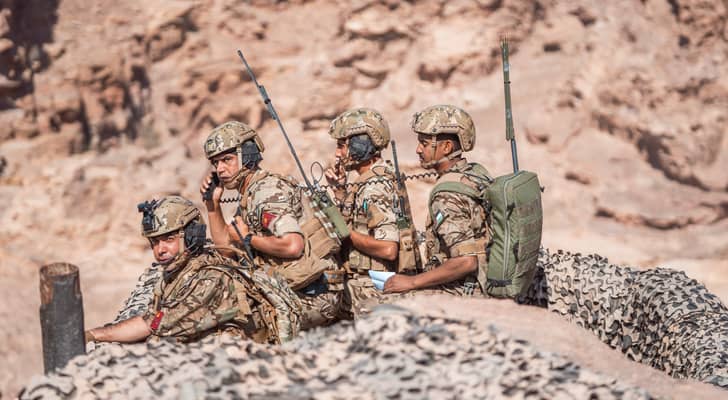 سمو ولي العهد خلال متابعته التمرين التعبوي (مغوار الجبل)