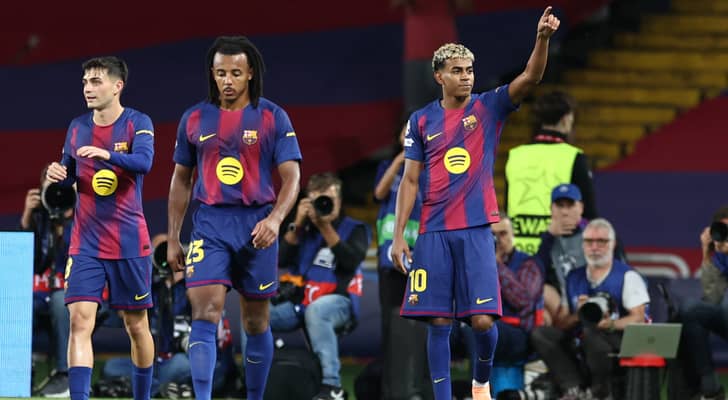 نجم برشلونة الشاب لامين يامال يحتفل بهدف سابق
