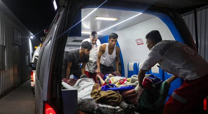 نقل مصابين الى المستشفيات جراء القصف الاسرائيلي