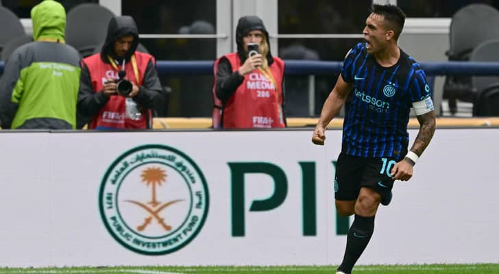 لاعب إنتر ميلان لاوتارو مارتينيز يحتفل بهدف سابق