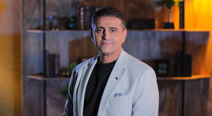 مقدم برنامج بين قوسين أشرف قرطام