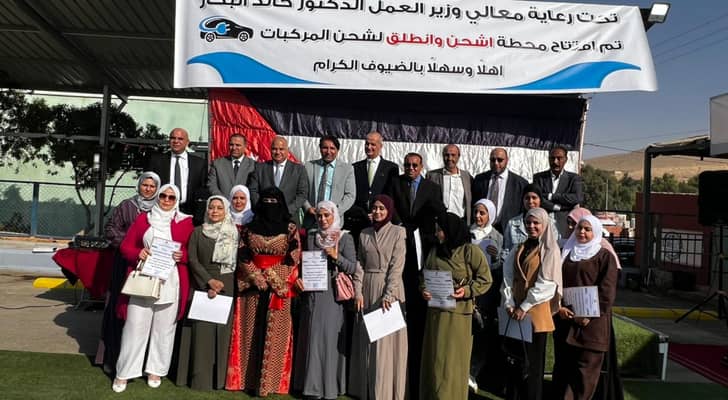 وزير العمل يفتتح محطة شحن للمركبات الكهربائية في الزرقاء