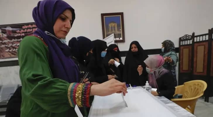 عراقية تدلي بصوتها في الانتخابات التشريعية