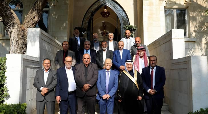 رئيس الديوان الملكي الهاشمي يوسف العيسوي  اثناء الاجتماعات