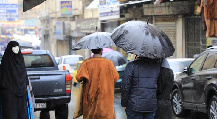 جانب من تساقط الامطار  في احدى مناطق العاصمة