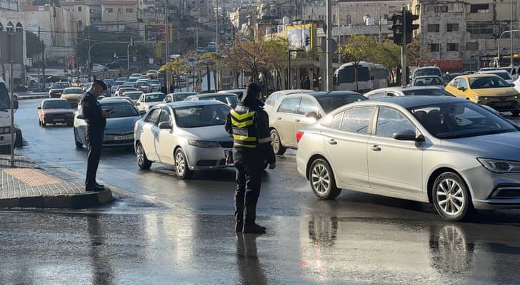 طقس ماطر في شوارع عمان