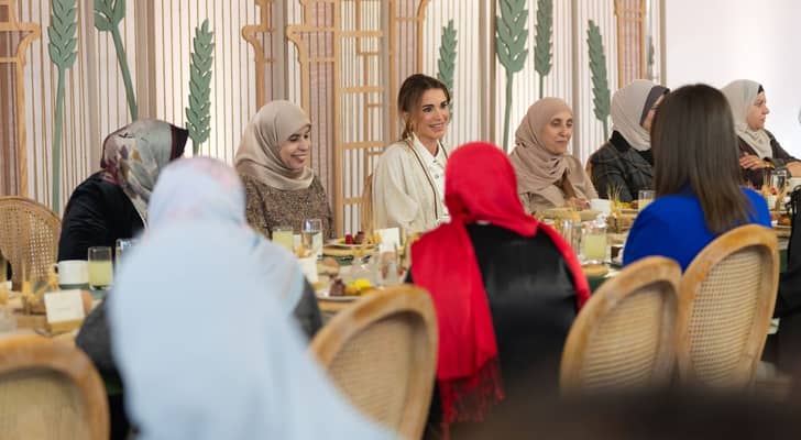 الملكة تلتقي بسيدات من المفرق وتشاركهن الغداء في أم الجمال