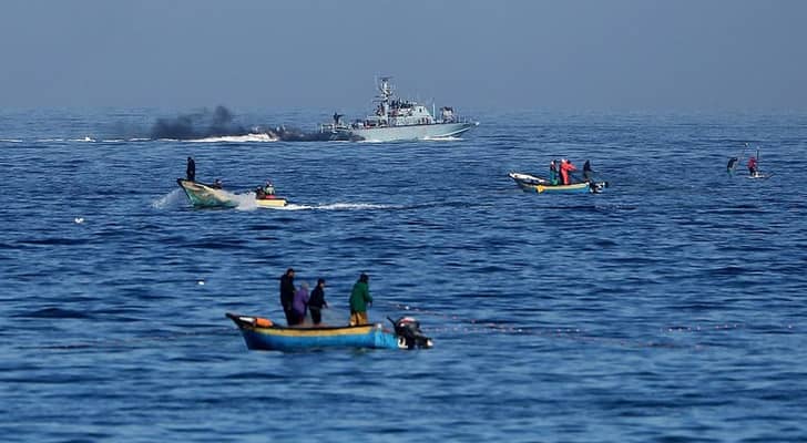 صيادين فلسطينيين قرب ميناء غزة
