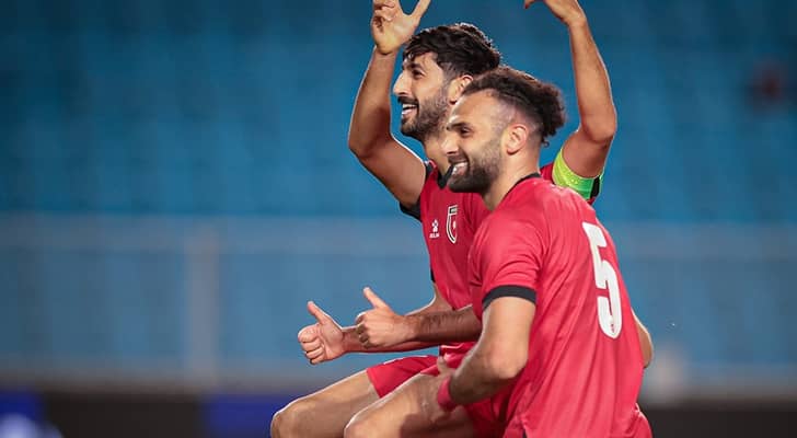 لاعبو المنتخب الوطني يحتفلون بهدف سابق