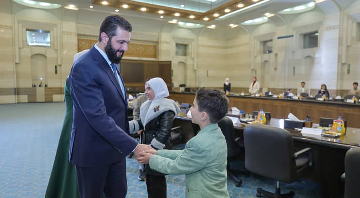 الرئيس الشرع وعقيلته يستقبلان أبناء الشهداء والمتفوقين في قصر الشعب بدمشق