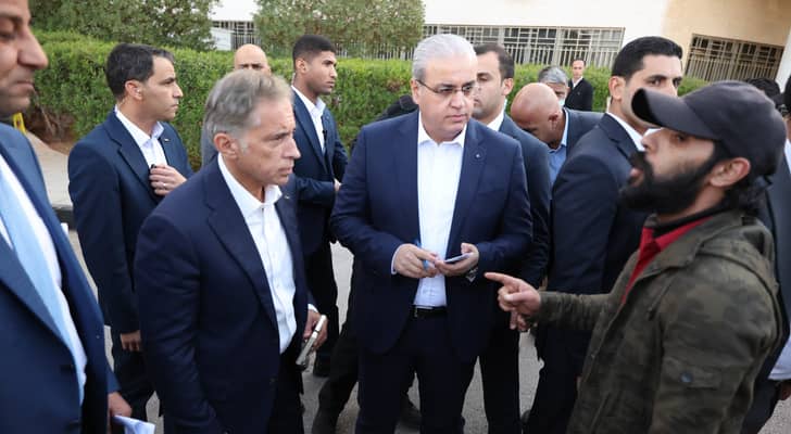 رئيس الوزراء يزور مستشفى الزرقاء الحكومي
