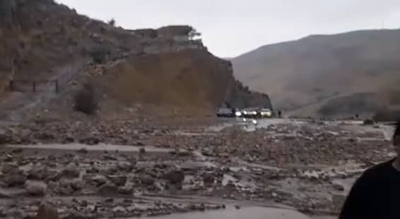 انجراف صخري ضخم على طريق وادي شعيب بسبب مياه الأمطار