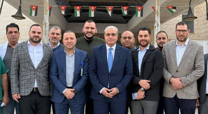 البدور يكرم طاقم مستشفى الرمثا بعد مداهمة الرمثا