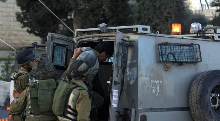 قوات الاحتلال تعتقل فلسطينيا