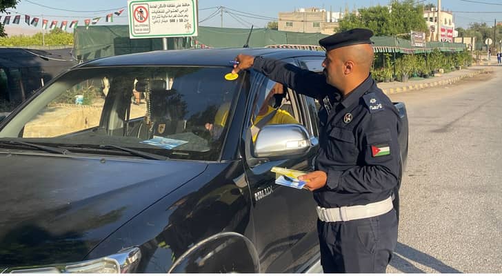 رجل سير خلال الحملة الأمنية الشتوية - أرشيفية