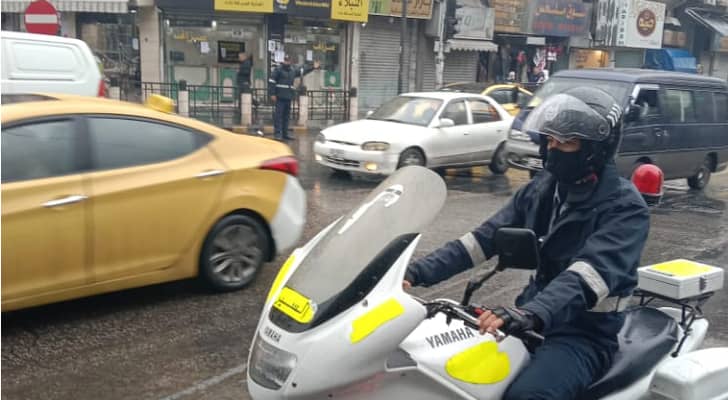 رجال سير تحت المطر - أرشيفية