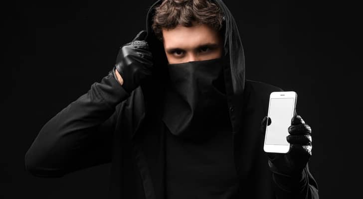 صورة تعبيرية عن اختراق الهواتف
