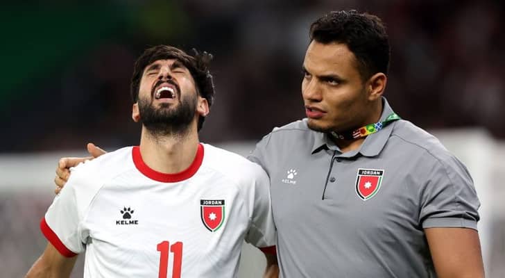 يزن النعيمات بعد تعرضه لإصابة قوية خلال مباراة منتخب بلاده ضد العراق