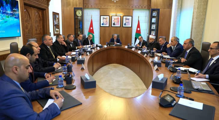 رئيس الوزراء يترأس اجتماع "الحد من الإلقاء العشوائي للنفايات"