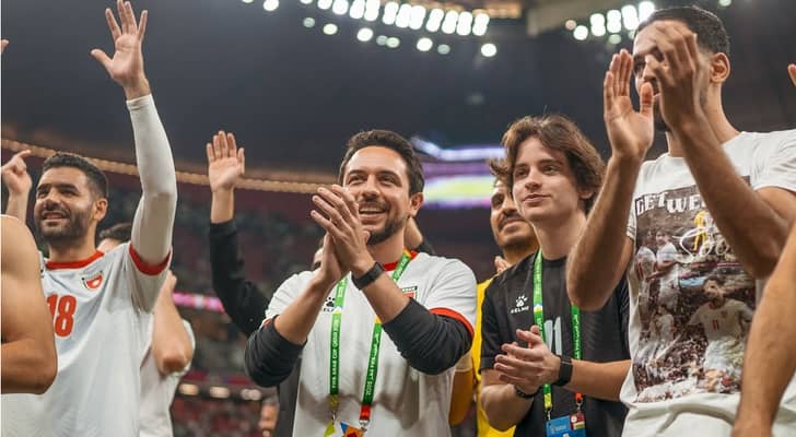 ولي العهد يحتفل مع لاعبي المنتخب الوطني