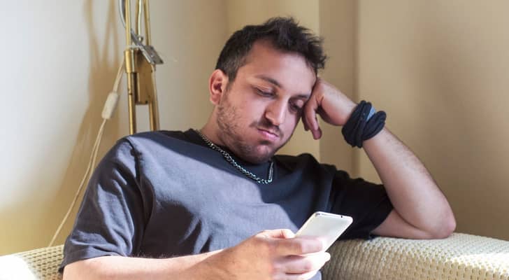 شخص يستعمل الهاتف