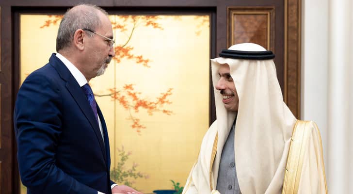 الصفدي يلتقي نظيره السعودي لبحث جهود وقف إطلاق النار في غزة وتعزيز العلاقات