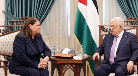 الرئيس الفلسطيني محمود عباس وزوجة الأسير مروان البرغوثي