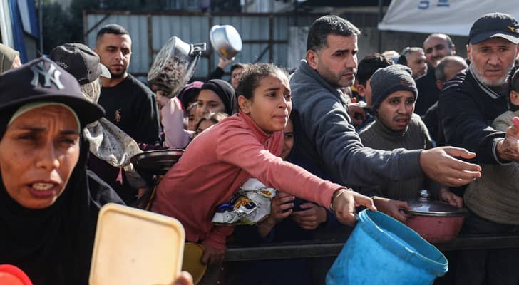 فلسطينيون نازحون يتلقون حصص غذائية