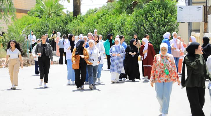 طلبة أمام إحدى قاعات التوجيهي
