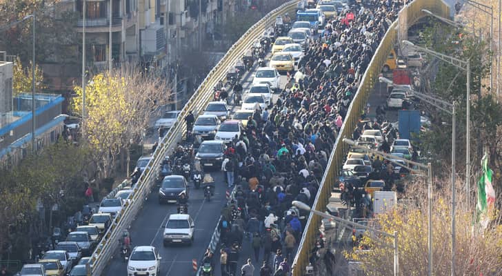 متظاهرون بالعاصمة الإيرانية طهران احتجاجا على غلاء المعيشة