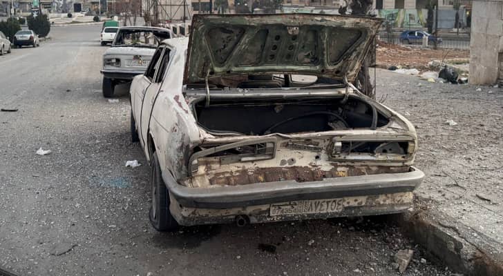 سيارة متدمرة جراء الاشتباكات في حلب
