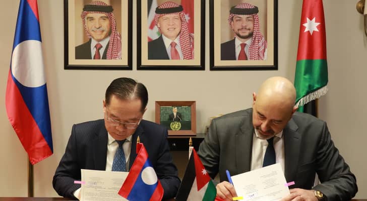 المندوب الدائم للمملكة الأردنية الهاشمية لدى الأمم المتحدة في نيويورك السفير وليد خالد عبيدات، والمندوب الدائم لجمهوريه لاو الديمقراطية الشعبية السفير ثونغفان سافانفيت