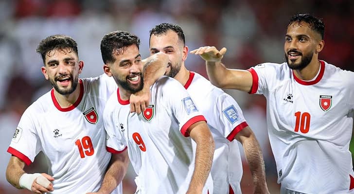 لاعبو المنتخب الوطني يحتفلون بهدف في مرمى عمان خلال التصفيات