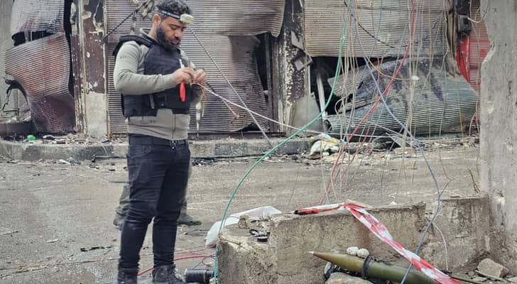 عنصر من الداخلية السورية يفكك الغاما في حلب