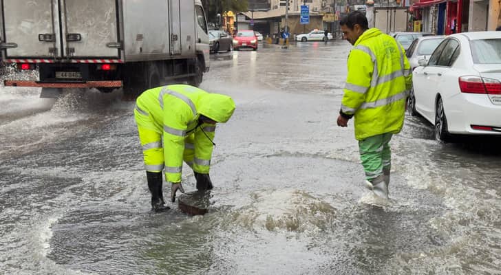 كوادر أمانة عمان تعمل على تصريف مياة الأمطار