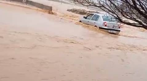لحظات صعبة لمركبة حاصرتها السيول الجارفة بشكل كامل بداخلها السائق جنوب عمان