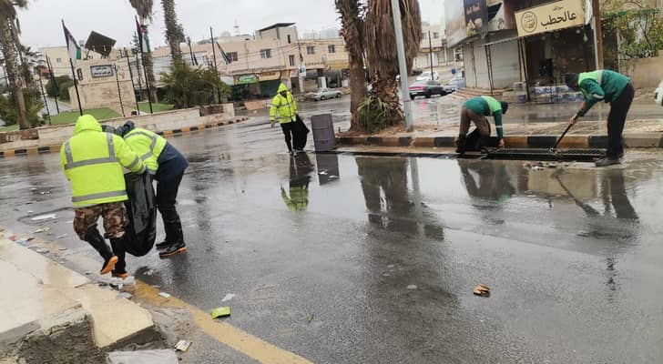 كوادر أمانة عمان تتعامل مع المنخفض الجوي
