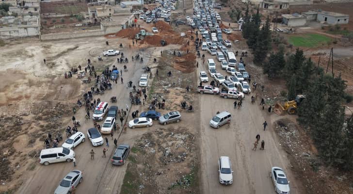 توافد أهالي دير حافر بريف حلب إلى مدخل المدينة