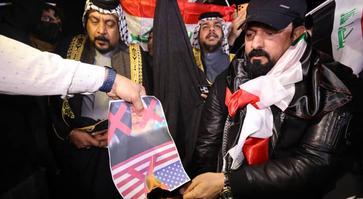 متظاهرون في بغداد يحرقون صورة الرئيس الأمريكي دونالد ترمب