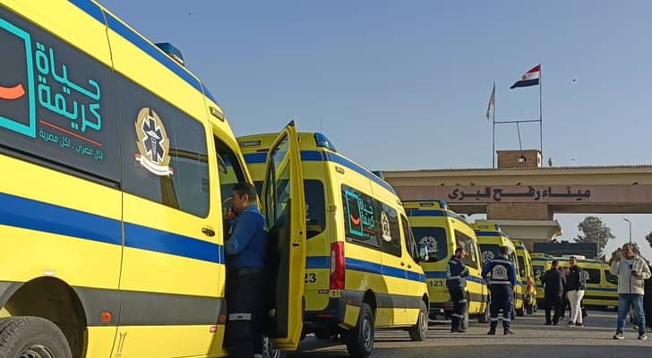 سيارات الإسعاف المصرية امام معبر رفح