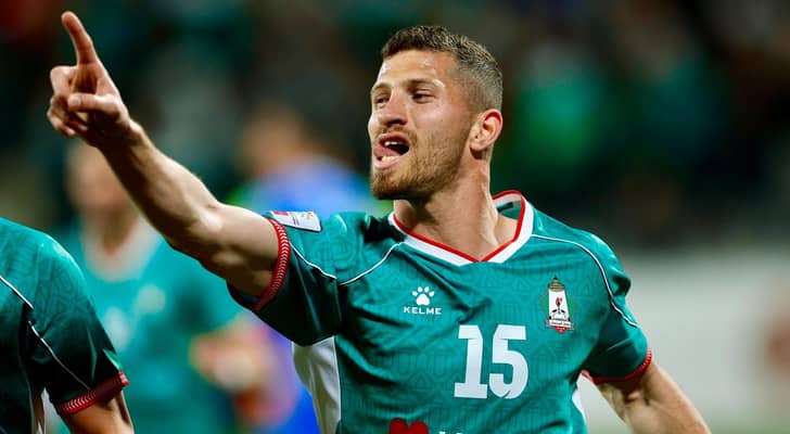 لاعب الوحدات أنس العوضات يحتفل بهدف