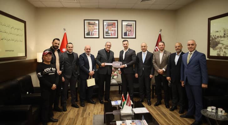 المركزية كنج لونج الأردن تسلم جامعة الشرق الأوسط خمس حافلات حديثة
