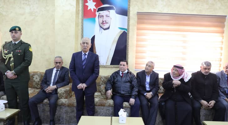 رئيس الديوان الملكي يقدم واجب العزاء إلى عشيرة الطعاني بوفاة العميد المتقاعد أحمد جمعة الطعاني